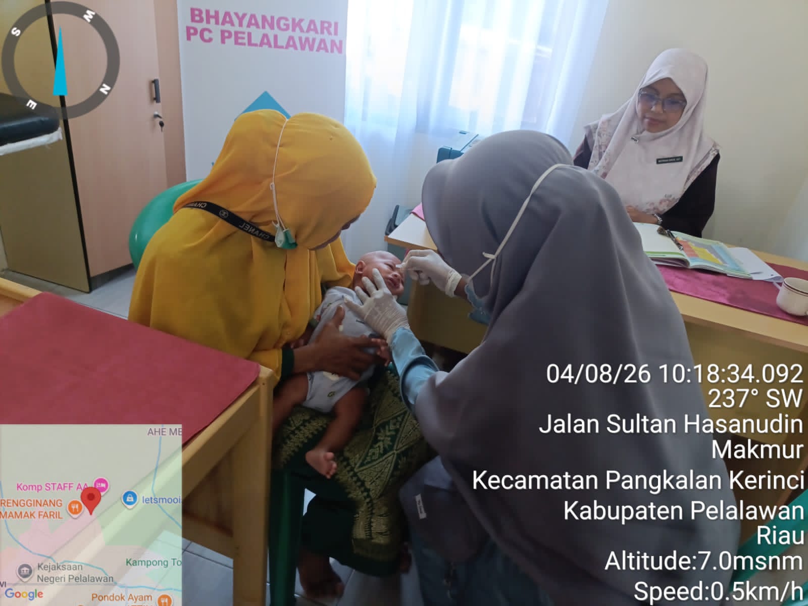 KEGIATAN PEMBERIAN IMUNISASI DI POSYANDU KEMALA DESA MAKMUR
