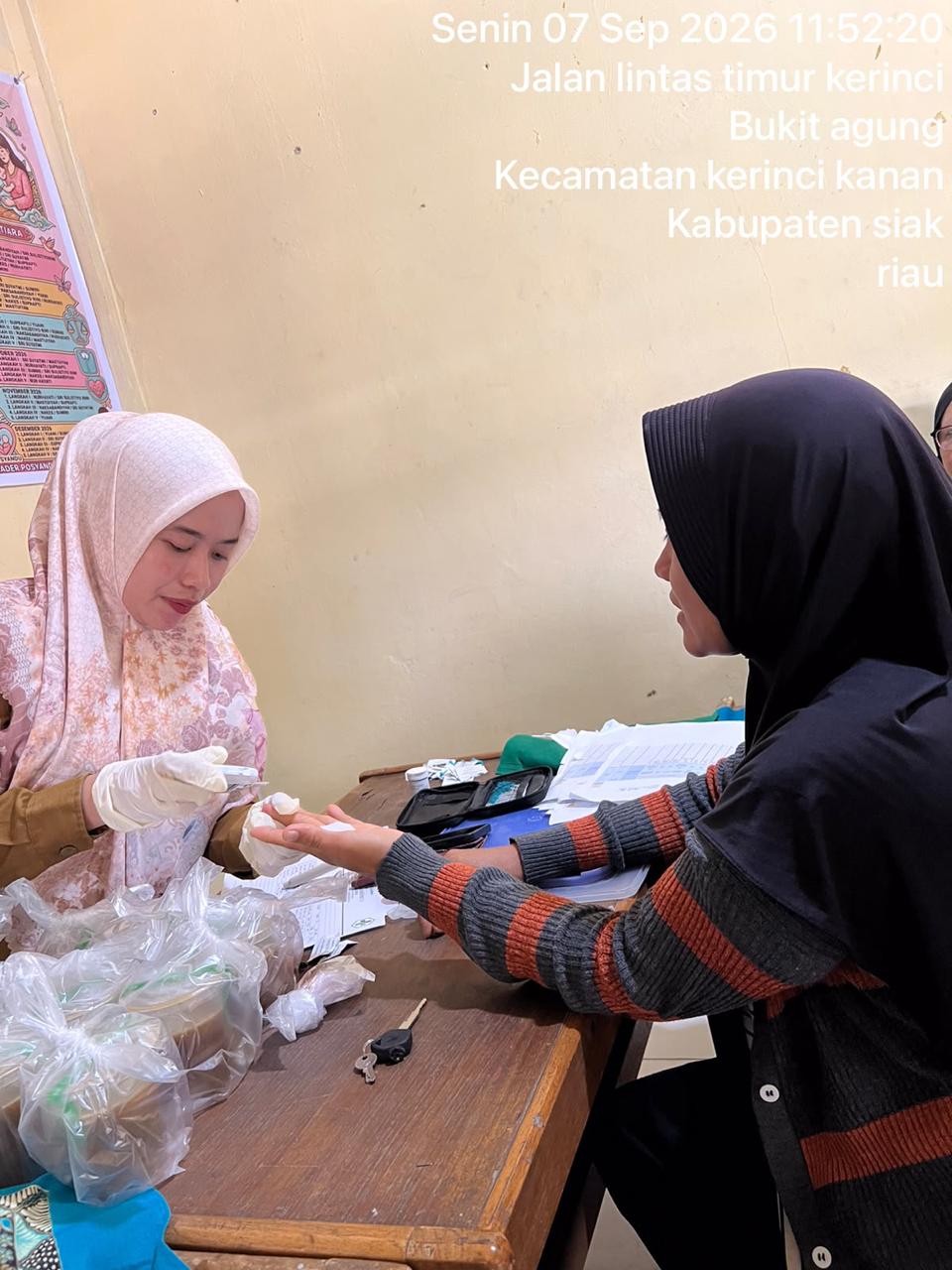 KEGIATAN PEMERIKSAAN PTM DI POSYANDU MUTIARA MEKAR JAYA
